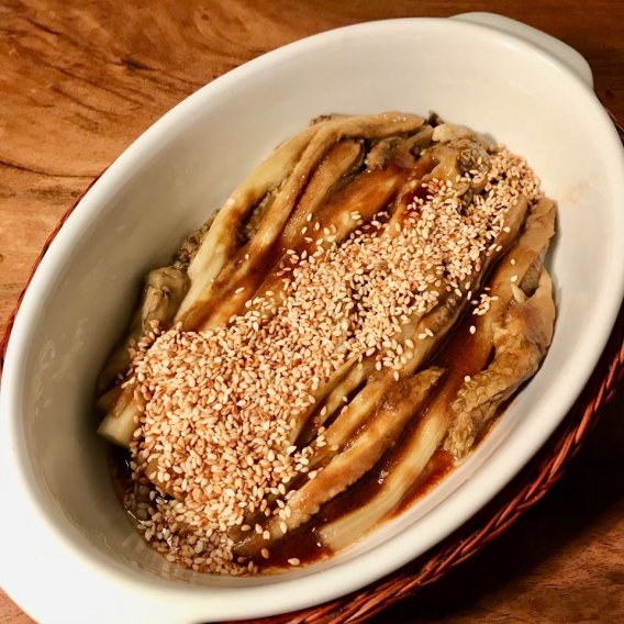 Auberginenkaviar-Streifen an Misodressing