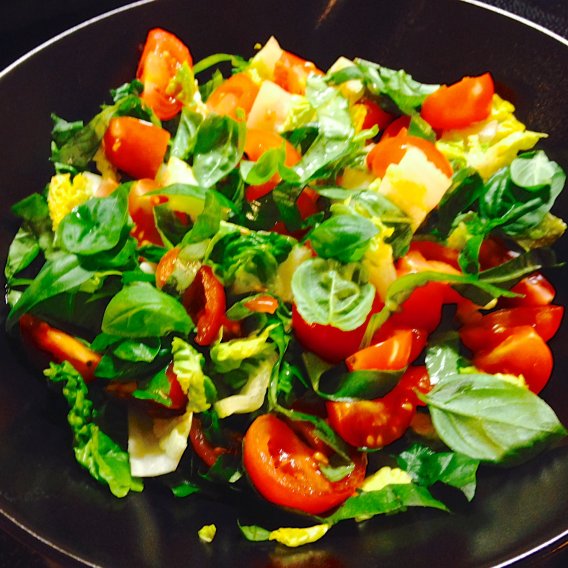 Sommersalat mit Basilikum