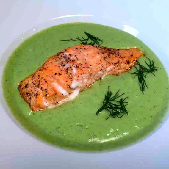 Kalte Avocadosuppe mit Lachs