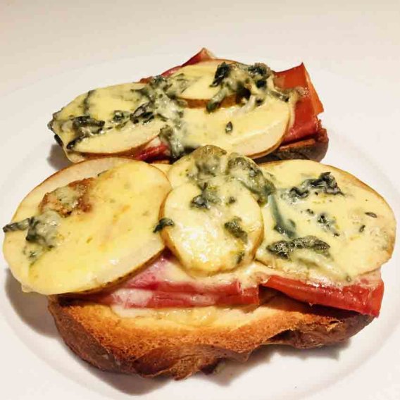 Brotschnitten mit Birnen und Roquefort
