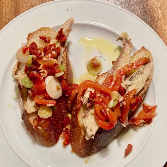 Bruschetta mit Fisch und Peperonistreifen