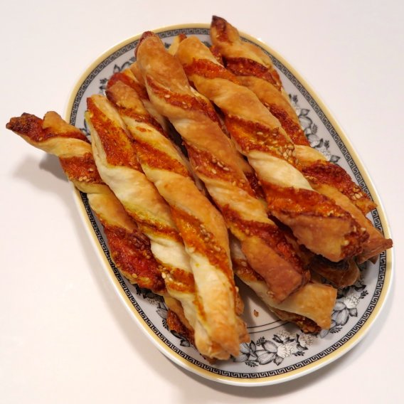  Blätterteig-Stangen mit Käse und Sesam