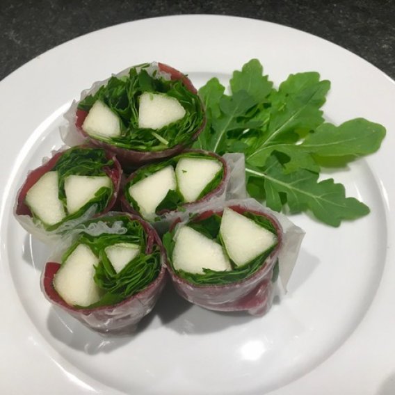 Trockenfleisch und Birne im Reispapier