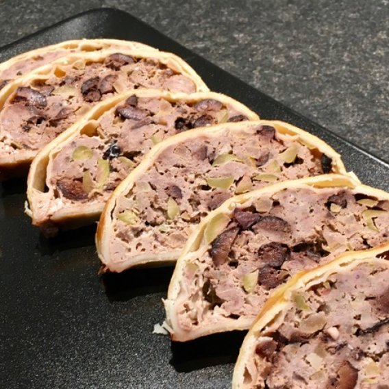 Fleischpastete mit Oliven und Zitronen