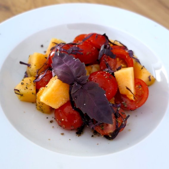Salat mit Melonen, Tomaten und Basilikum