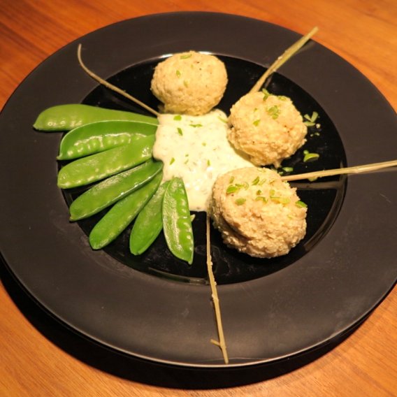 Tofuknödel mit Korianderquark