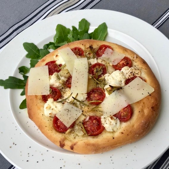 Tomaten-Focaccia mit Ricotta und Rosmarin