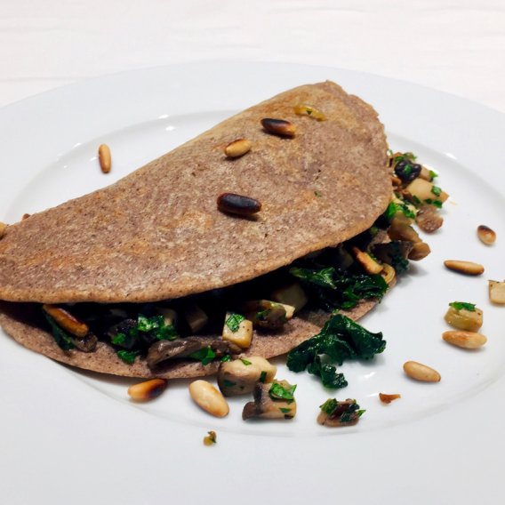 Buchweizen-Galette mit Pilzen und Federkohl