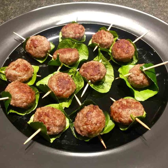 Hackbällchen in Limettenblättern