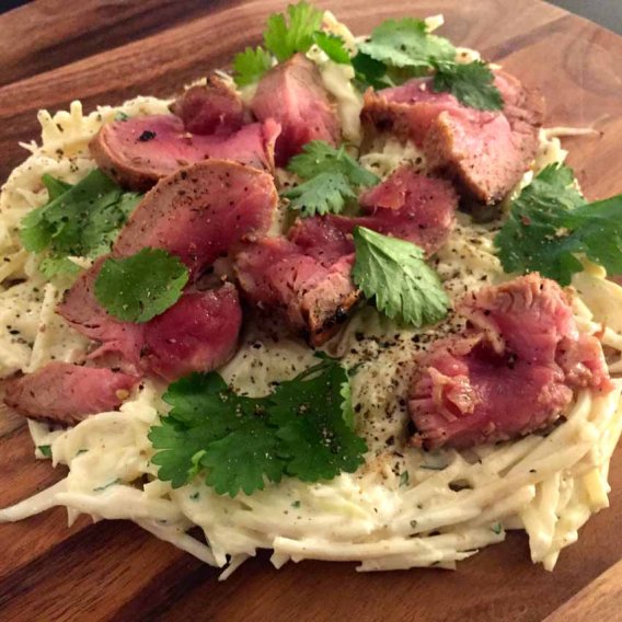 Meerrettich-Sellerie-Salat mit gebeiztem Rindfleisch