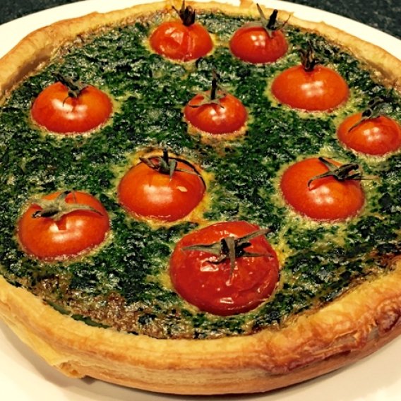 Spinatwähe mit Cherry-Tomaten