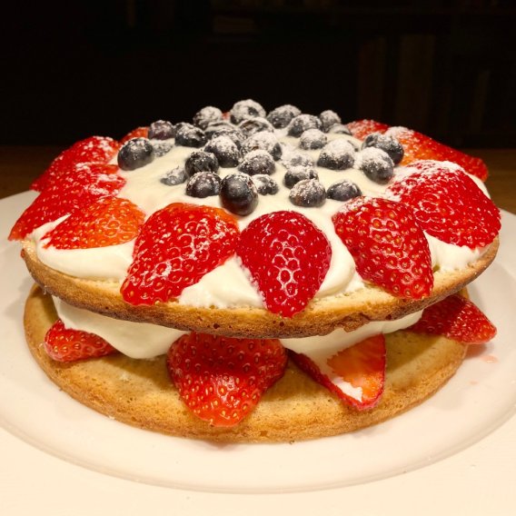 Dänische Schichttorte mit Beeren