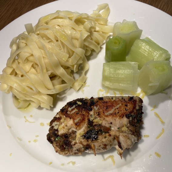 Pouletfleischvogel mit Oliven-Kräuter-Mischung