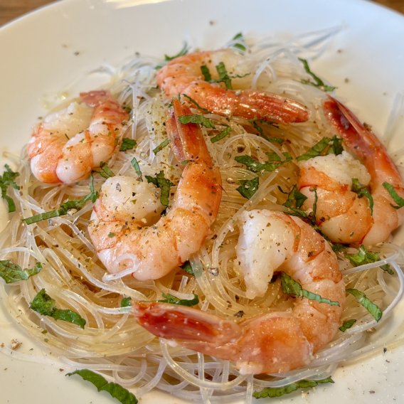 Glasnudeln mit Minze und Sojasauce