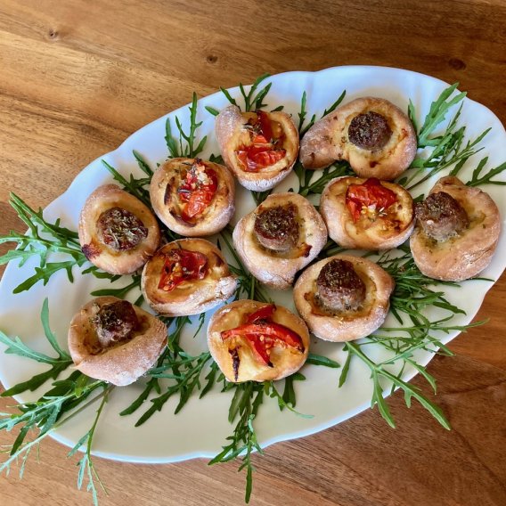 Mini-Pizze mit Wurst und Tomaten