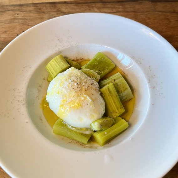 Pochiertes Ei auf Lauch