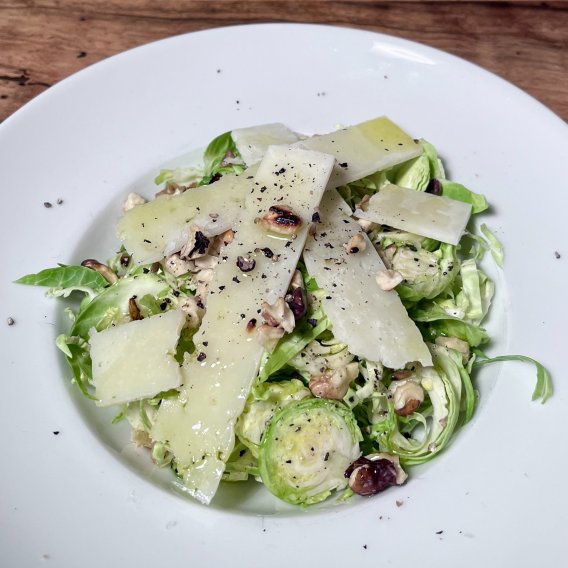 Salat mit rohem Rosenkohl und Pecorino