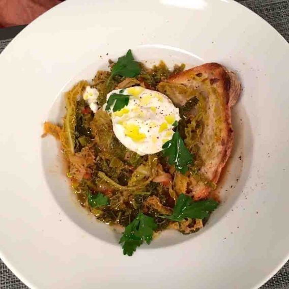 Wirzsuppe mit Burrata