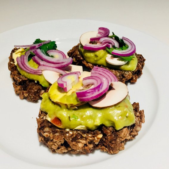Avocado und Pilz auf Vollkornbrot