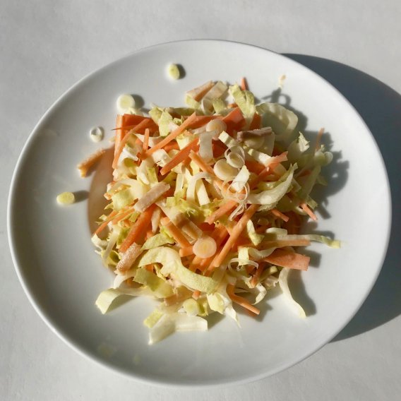 Chicorée-Karottensalat mit geräucherter Forelle