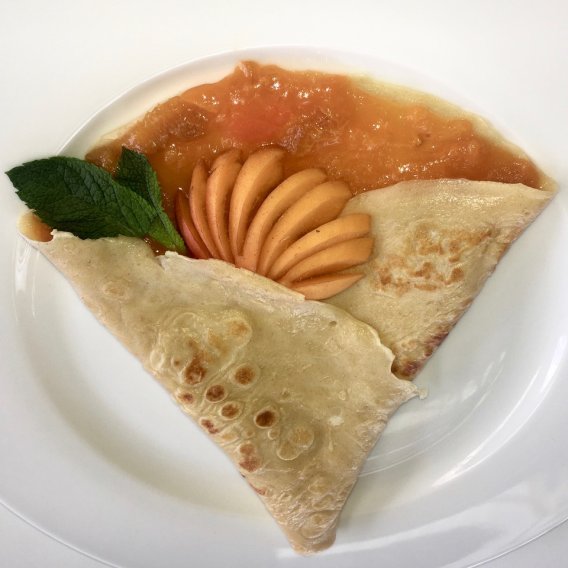 Crêpe mit Früchtekompott