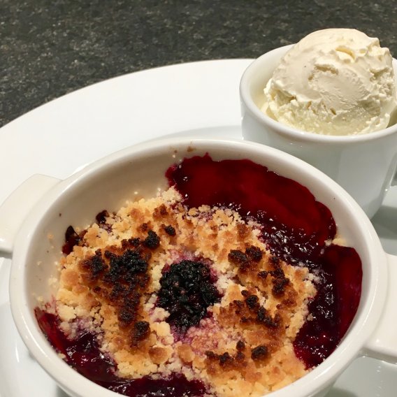 Crumble mit roten Früchten