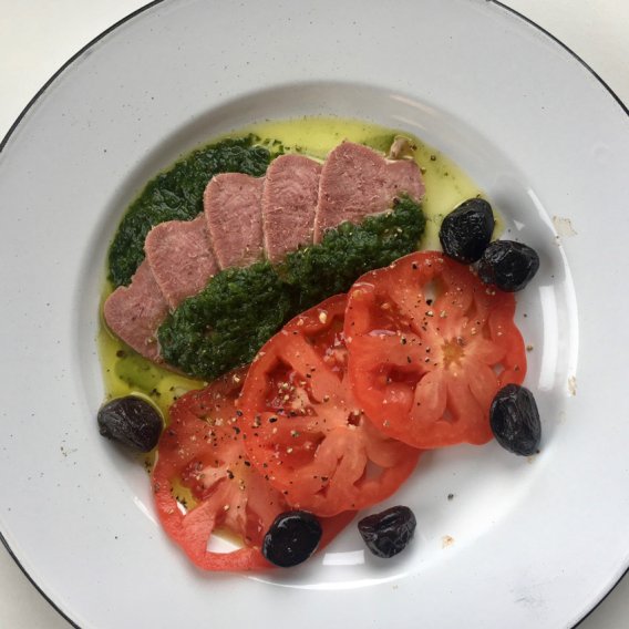 Kalbszungen-Spitze an einer Kräuter-Vinaigrette