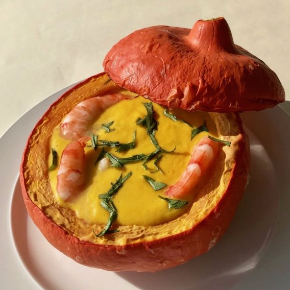 Kokos-Garnelen-Suppe im Kürbis