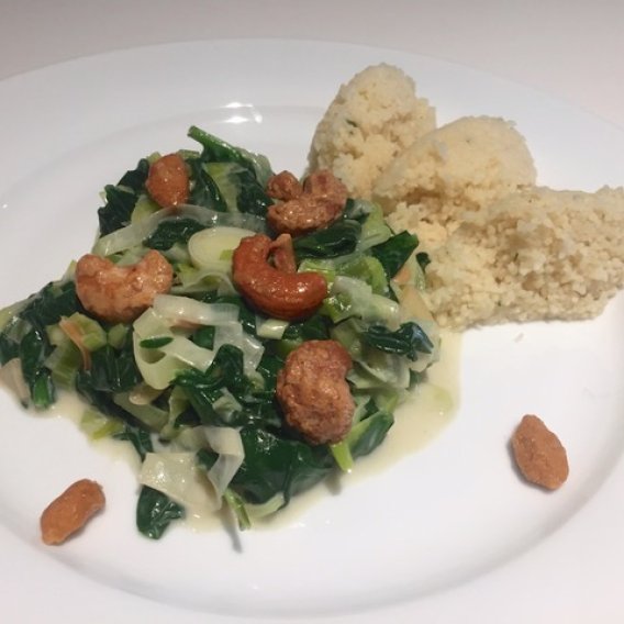 Lauch und Spinat mit Kokosmilch