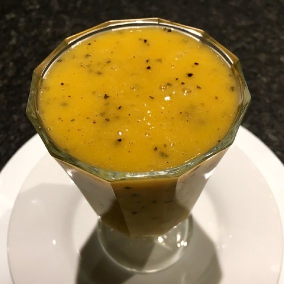 Mango-Smoothie mit Passionsfrucht