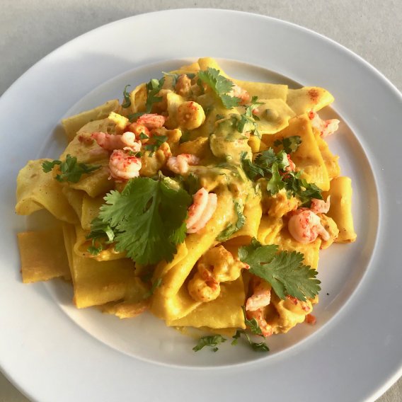 Flusskrebse auf Curry-Nudeln