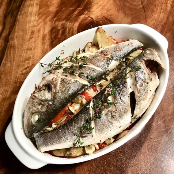 Gebackener Wolfsbarsch auf Kartoffelbett