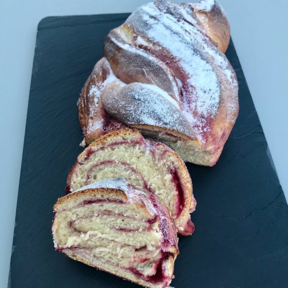 Hefekuchen mit Konfitüre