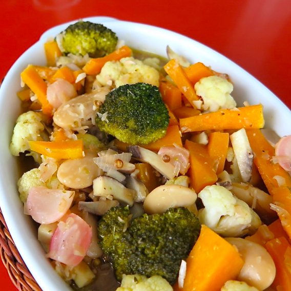 Kaltes Gemüse mit Pilzen