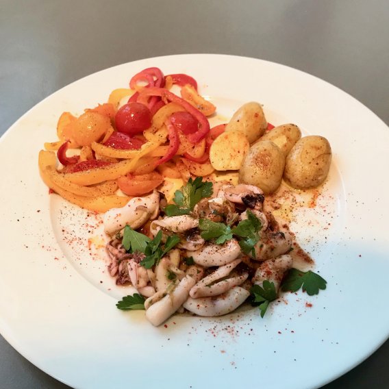 Kleine Tintenfische von der Plancha