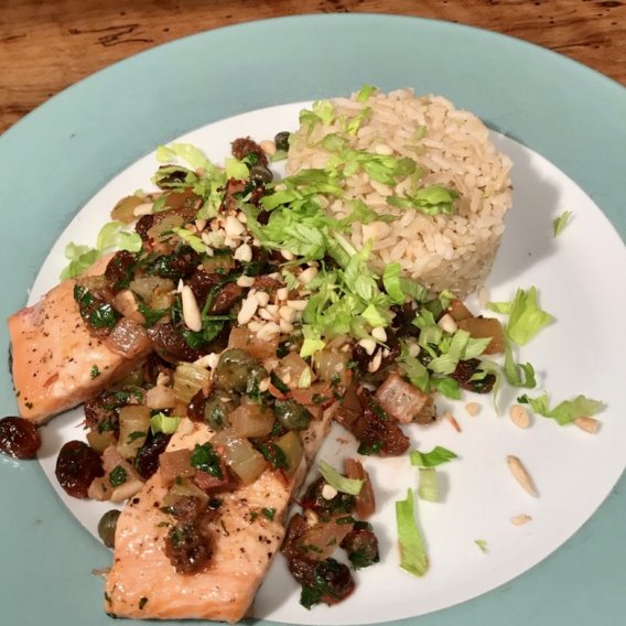 Lachs mit Sellerie, Kapern und Pinienkernen