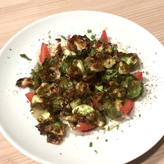 Rezept Mozzarella-Tomatensalat mit knusprigem Rosenkohl | compactcook.com