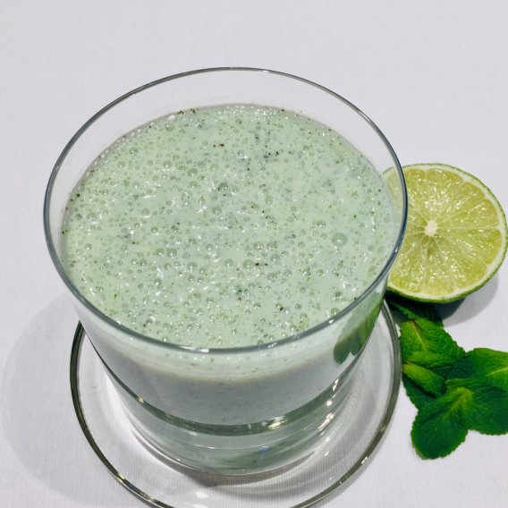 Pfefferminz-Buttermilch-Lassi