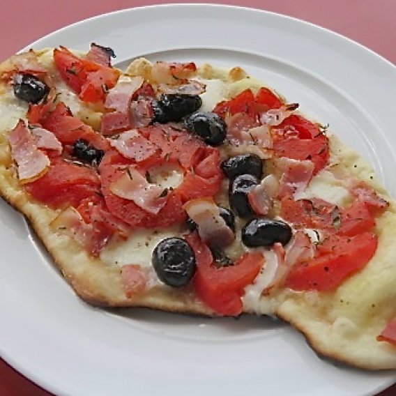 Speck-Pizza vom Grill