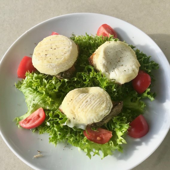 Salat mit Ziegenkäse