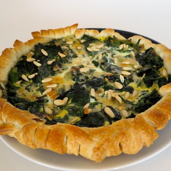 Spinatwähe mit Pinienkernen