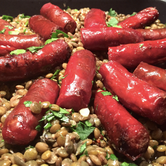 Würstchen mit Linsen