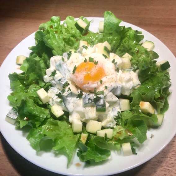 Zucchettisalat mit pochiertem Ei